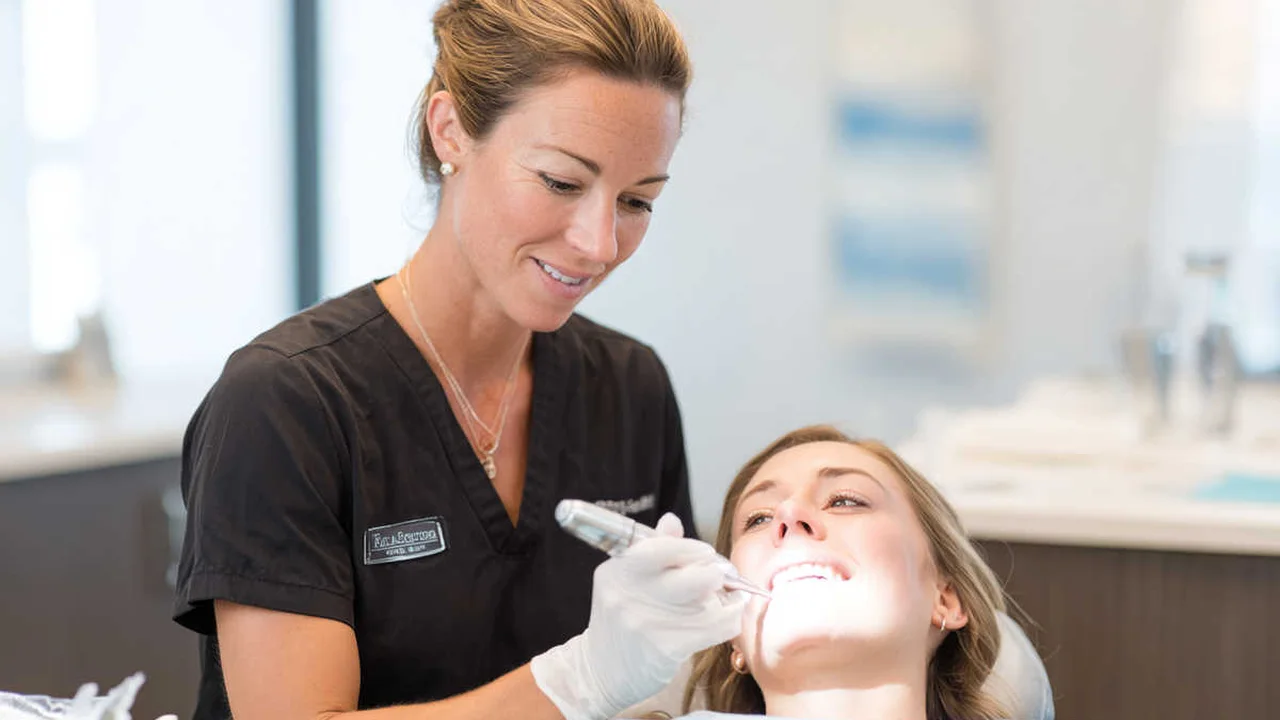 Plan de tratamiento de implantes dentales detallado sobre la mesa de una clínica en Valencia.