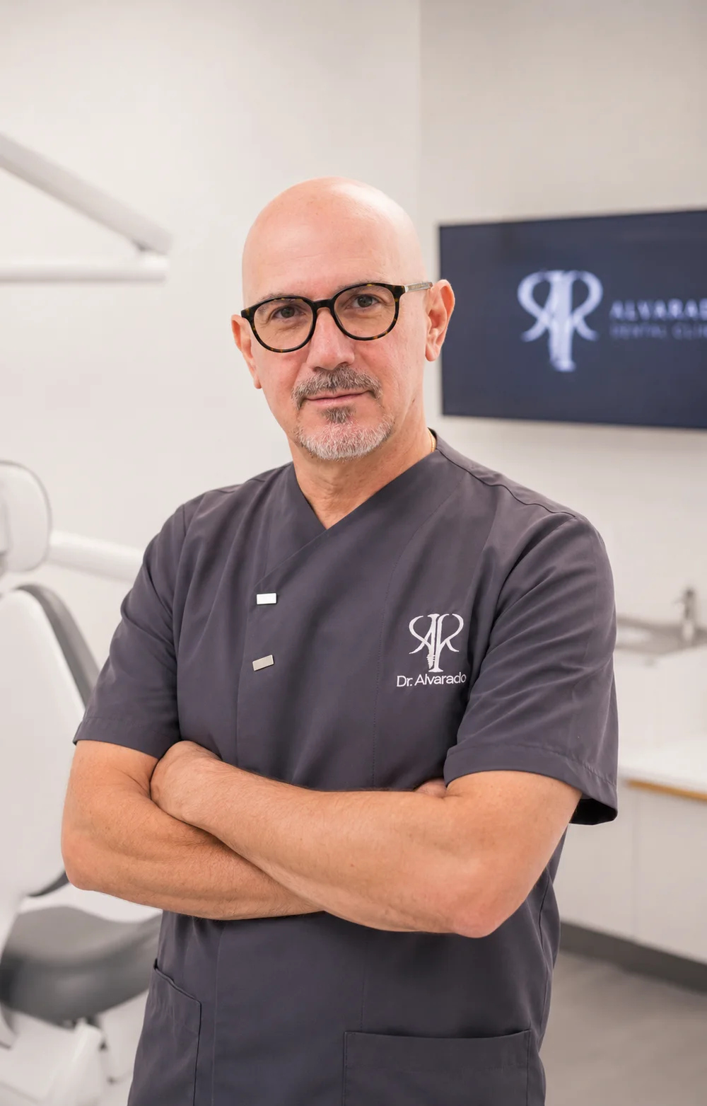 Dr. Miguel Alvarado, director médico de Alvarado Dental Clinic