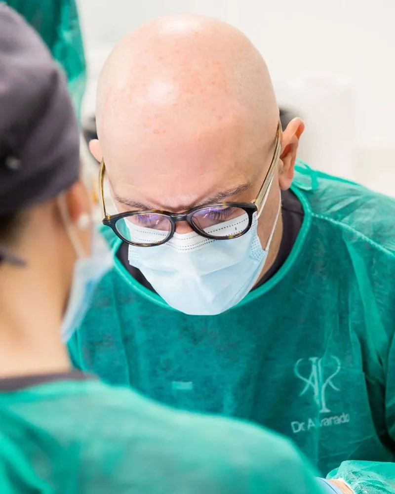 El Dr. Miguel Alvarado, creador de ABIL System®, durante una cirugía de implantes
