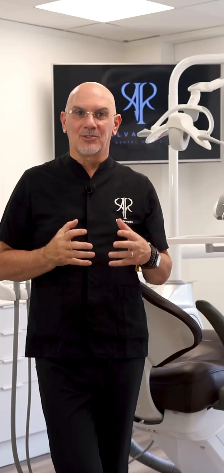 El Dr. Miguel Alvarado, en su clínica de Valencia, explicando el método ABIL System®
