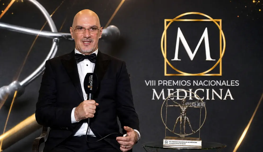 El Dr. Miguel Alvarado en la gala de los VIII Premios Nacionales de Medicina, junto al galardón