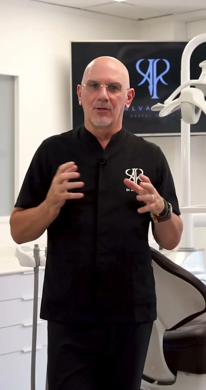 El Dr. Miguel Alvarado en un fotograma del vídeo «Implantes dentales sin dolor | Dr. Alvarado»