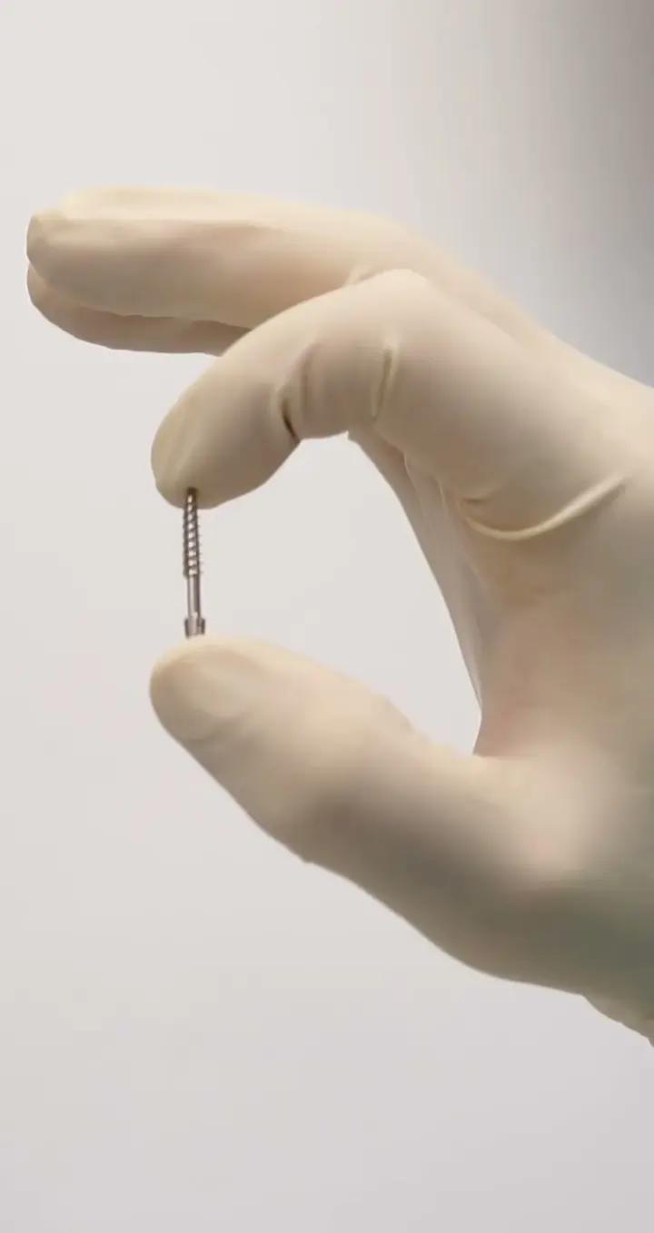 El Dr. Miguel Alvarado en un fotograma del vídeo «Implantes de Zirconio: estética, resistencia y naturalidad | Dr. Alvarado»