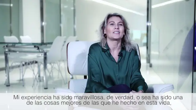 Paciente de Alvarado Dental Clinic contando en vídeo su experiencia con implantes dentales (testimonio 14)
