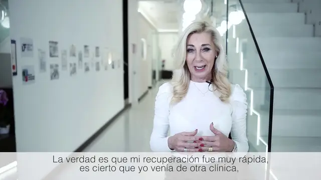 Paciente de Alvarado Dental Clinic contando en vídeo su experiencia con implantes dentales (testimonio 15)