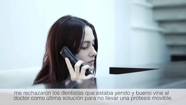 Paciente de Alvarado Dental Clinic contando en vídeo su experiencia con implantes dentales (testimonio 19)