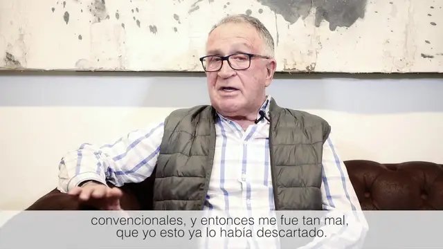 Paciente de Alvarado Dental Clinic contando en vídeo su experiencia con implantes dentales (testimonio 20)