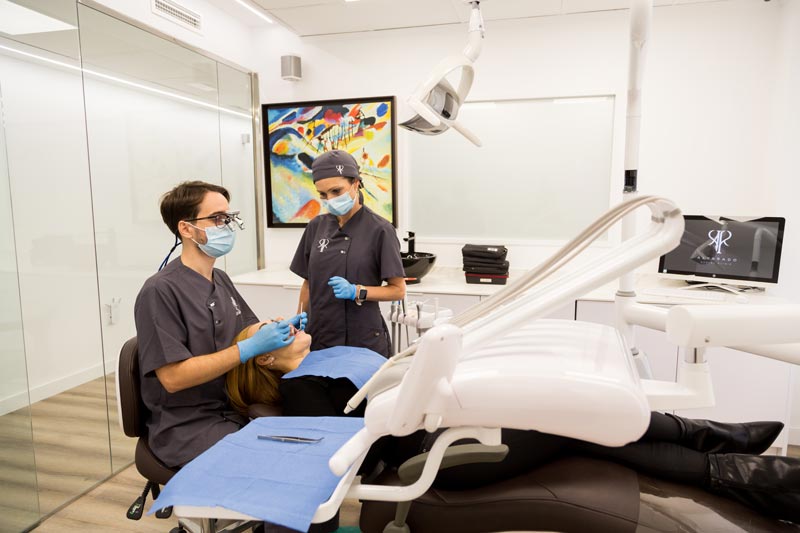 Sala de exploración de Alvarado Dental Clinic en Valencia