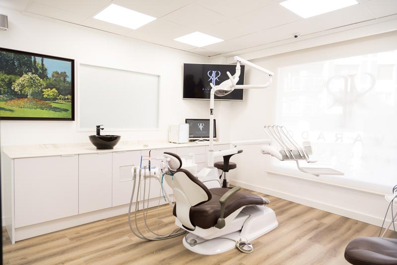 Sala de exploración de Alvarado Dental Clinic en Valencia